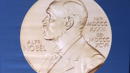 Une m&eacute;daille de prix Nobel, expos&eacute;e, le 5 octobre 2015, &agrave; Stockholm (Su&egrave;de). (JONATHAN NACKSTRAND / AFP)