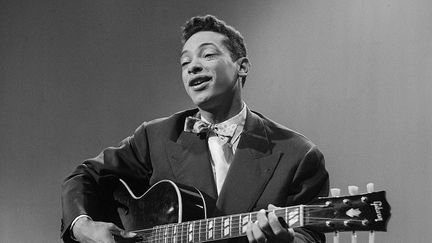 Henri Salvador dans l'émission télévisée "Rendez vous avec", en 1954
 (GÉRARD LANDAU / INA)