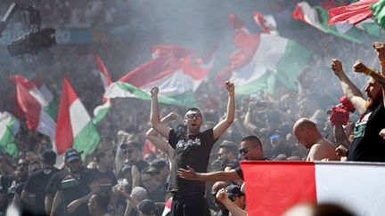 Parmi les 56 000 supporters présents à la Puskas Arena, des ultras de la Brigade des Carpathes, vêtus de tshirts noirs, étaient présents en nombre. (ZENTRALBILD / PICTURE ALLIANCE / DPPI via AFP)