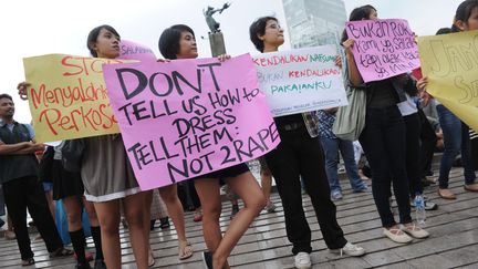 Des Indon&eacute;siennes manifestent &agrave; Jakarta (Indon&eacute;sie) en septembre 2011. La jeune femme tient un panneau disant : "Ne nous dites pas comment nous habiller. Dites-leur de ne pas violer." (ROMEO GACAD / AFP)