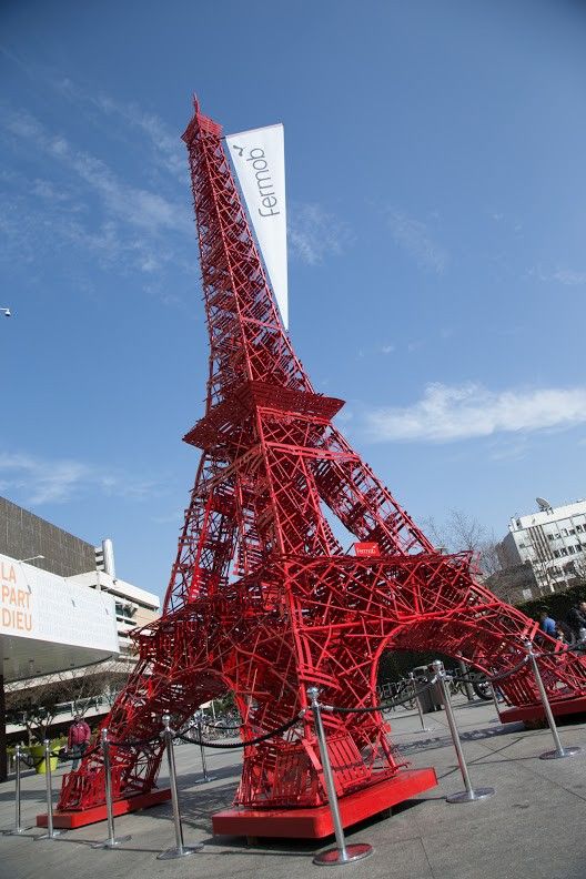 La Tour Bistro par Fermob est une petite Tour Eiffel rouge faite de chaises métalliques
 (LCD/P.-A.Dillies)