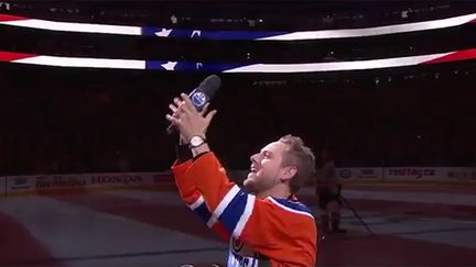 Le chanteur, qui n'a pas pu entonner l'hymne américain à cause d'une panne de micro, applaudit le public canadien qui l'a remplacé