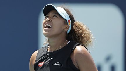 Naomi Osaka tombe en quarts de finale du Masters 1000 de Miami face à Maria Sakkari, mercredi 31 mars 2021.  (MICHAEL REAVES / GETTY IMAGES NORTH AMERICA)