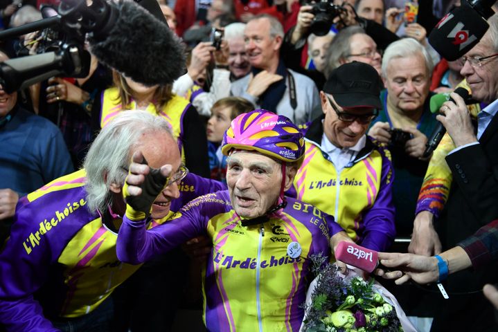 Robert Marchand après avoir battu le record du monde l'heure à vélo dans la catégorie des plus de 105 ans, le 4 janvier 2017. (PHILIPPE LOPEZ / AFP)