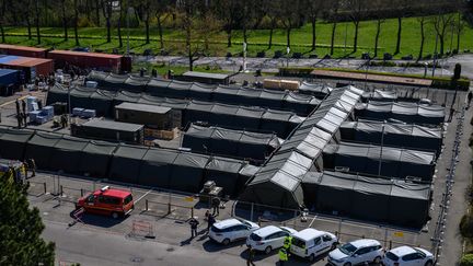 Un hôpital de campagne a été monté à côté de l'hôpital Emile-Muller de Mulhouse (Haut-Rhin). (PATRICK HERTZOG / AFP)