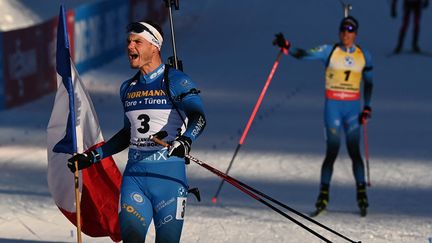 Emilien Jacquelin (au premier plan) devance son coéquipier Quentin Fillon Maillet sur la mass start du Grand-Bornand, dimanche 19 décembre. (OLIVIER CHASSIGNOLE / AFP)