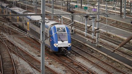 Un TER Hauts-de-France quitte la gare de Lille-Flandres, en décembre 2021 (image d'illustration). (AURELIEN ACCART / RADIO FRANCE)