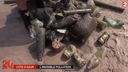 Des d&eacute;tritus ramass&eacute;s au fond de la mer M&eacute;diterran&eacute;e, &agrave; quelques m&egrave;tres de la plage. ( FRANCE 2)