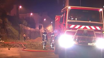 Dans la nuit de vendredi &agrave; samedi, des l&eacute;gumiers du Finist&egrave;re ont br&ucirc;l&eacute; deux b&acirc;timents publics. (FRANCE 3)