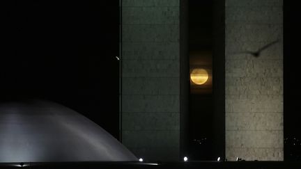 La Super Lune entre les tours jumelles du Congr&egrave;s de Brasilia (Br&eacute;sil). ( REUTERS)