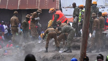 Des secouristes recherchent des rescapés après l'effondrement d'un immeuble à Nairobi (Kenya), le 3 mai 2016. (SIMON MAINA / AFP)