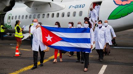 Une équipe de médecins cubains arrivent à l'aéroport Martinique-Aimé-Césaire, au Lamentin, le 26 juin 2020. (LIONEL CHAMOISEAU / AFP)