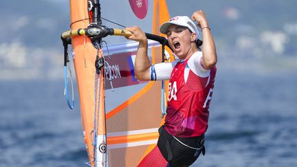 La Française Charline Picon heureuse par sa médaille d'argent conquise le 31 juillet 2021 à Tokyo, cinq ans après l'or ramené des Jeux olympiques de Rio. (GREGORIO BORGIA / AP)