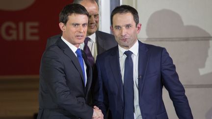 Manuel Valls et Benoît Hamon, le 30 janvier 2017, au siège du Parti socialiste, rue de Soléférino à Paris. (IRINA KALASHNIKOVA / SPUTNIK / AFP)