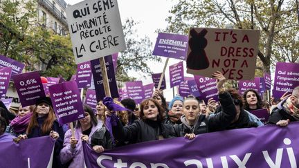 Manifestation pour dire stop aux violences sexistes et sexuelles, le 19 novembre 2022 à Paris. (MAGALI COHEN / HANS LUCAS / AFP)