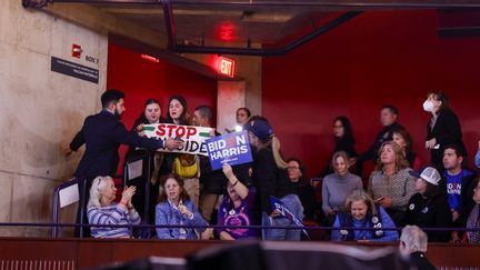 Des manifestants pro-palestiniens avec des pancartes pendant un discours de Joe Biden le 23 janvier 2024 à Manassas, en Virginie (Etats-Unis). (ANNA MONEYMAKER / GETTY IMAGES NORTH AMERICA / AFP)