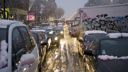 Les véhicules bloqués à l'entrée de Paris, en raison des intempéries, le 8 décembre 2010. (AFP - Bertrand Langlois)