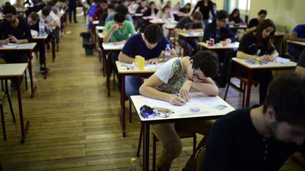 Des lyc&eacute;ens passent l'examen du baccalaur&eacute;at, &agrave; Paris, le 17 juin 2015. (MARTIN BUREAU / AFP)