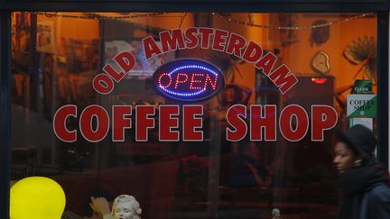 Un coffee shop à Amsterdam (Hollande). (ALEXANDER KLEIN / AFP)