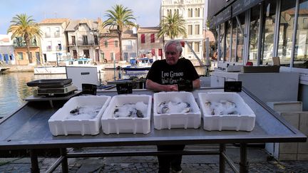 Albert, marin retraité, vend du poisson sur le port du Grau-du-Roi (Gard).&nbsp; (MATHILDE BOUQUEREL / FRANCEINFO)