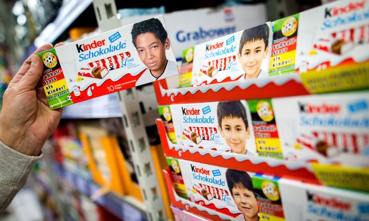 Des emballages de la marque Kinder mettant en scène les joueurs allemands Jérôme Boateng et Ilkay Gündogan, dans un supermarché de Fellbach (Allemagne), le 25 mai 2016. (MAXPPP)