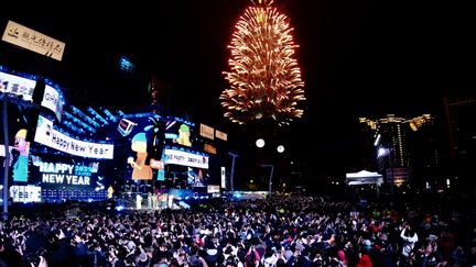 Le feu d'artifice de Taipei a été tiré depuis le 10e plus haut gratte-ciel du monde, qui culmine à 509 mètres. (SAM YEH / AFP)