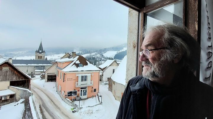 Jean-Marc Bellot, le maire de Gresse-en-Vercors, observe son village. (BENJAMIN ILLY / RADIO FRANCE / FRANCE INFO)