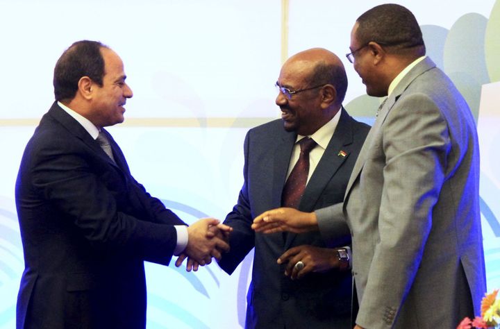 Rencontre à Khartoum entre le président égyptien Abdel Fattah al-sisi (à gauche), le Premier ministre éthiopien Hailemariam Desalegn (à droite) et le président soudanais Omar al-Bashir (au centre), le 23 mars 2015. (Photo Reuters/Mohamed Abd El Ghany)