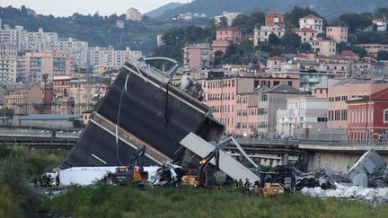 L'effondrement d'un pont autoroutier à Gênes (Italie) a fait une trentaine de morts mardi 14 août. (VALERY HACHE / AFP)