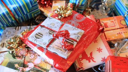 Les Français comptent dépenser le même budget qu'en 2014 pour leurs achats de Noël. (CATHERINE LEBLANC / PHOTONONSTOP / AFP)