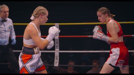 La boxeuse douaisienne Ségolène Lefebvre (à droite) face à Tysie Gallagher, lors de la rencontre historique de boxe anglaise à Douai, le 24 novembre 2023 (Les Docs du Nord / France Télévisions)