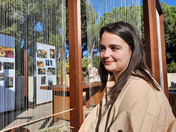 Emma Bruschi, lauréate 2020 du Prix Chanel des Métiers d'art au festival de Hyères, le 15 octobre 2021. (SOPHIE AUVIGNE / FRANCE-INFO)