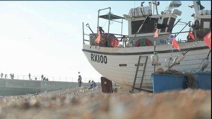 Les menaces de rétorsion de la France se sont appliquées depuis jeudi 28 octobre, avec l'immobilisation d'un bateau de pêche britannique, arrêté dans les eaux françaises. En réponse, le gouvernement britannique agit, et a convoqué l'ambassadrice de France. Matthieu Boisseau, journaliste France Télévisions, est présent à Londres. (CAPTURE ECRAN FRANCE 2)