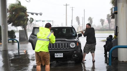 Deux hommes se préparent à l'arrivée de l'ouragan Harvey à Corpus Christi, au Texas, le 25 août 2017. (MARK RALSTON / AFP)