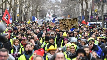 Des "gilets jaunes" manifestent dans Paris, le 26 janvier.&nbsp; (ALAIN JOCARD / AFP)