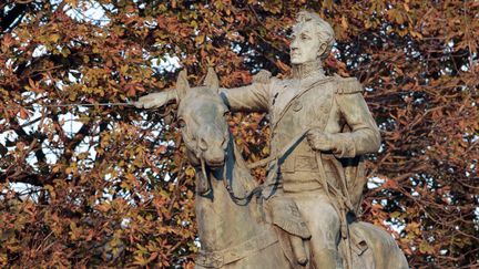 Statue équestre de Simon Bolivar, Cour de la Reine, dans le 8e arrondissement de Paris, en novembre 2012. (JACQUES DEMARTHON / AFP)