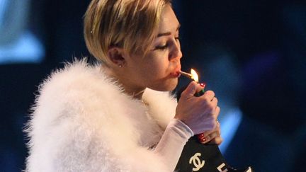 La chanteuse Miley Cyrus allume un joint sur la sc&egrave;ne des MTV Europe Music Awards &agrave; Amsterdam (Pays-Bas), le 10 novembre 2013. (REUTERS)