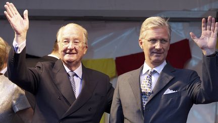 Le roi Albert II et le prince Philippe &agrave; qui il c&egrave;de son tr&ocirc;ne, le 20 juillet 2013, en Belgique. (NICOLAS MAETERLINCK / BELGA MAG)