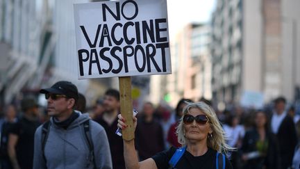 Une manifestation anti-confinement et anti-pass sanitaire à Londres, en avril 2021. (BEN STANSALL / AFP)