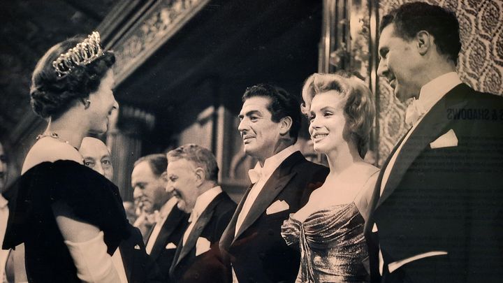 Marilyn Monroe, entre Victor Mature et Anthony Quayle, présentée à Elizabeth II en 1956 à Londres (RICHARD PLACE / RADIO FRANCE)