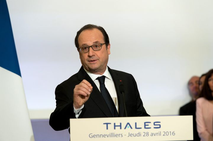 François Hollande lors de sa visite à l'usine Thales de Gennevilliers (Hauts-de-Seine), le 28 avril 2016. (MAXPPP)