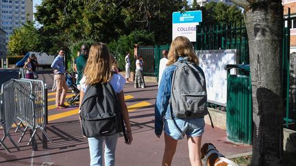 Devant le collège La Ceriseraie, à Charenton-le-Pont (Val-de-Marne), le 5 septembre 2023. (LIONEL URMAN/SIPA / SIPA)