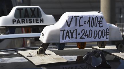 Des taxis manifestent &agrave; la porte Maillot, &agrave; Paris, le 25 juin 2015. (LOIC VENANCE / AFP)