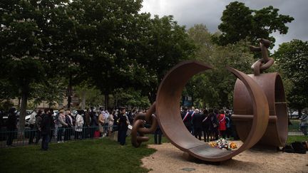 Des miltants et des elus se rassemblent devant la statue "FERS" de l'artiste francais Driss Sans-Arcidet lors de La Journee nationale des memoires de la traite et de l'esclavage et de leurs abolitions a Paris. (CHRISTOPHE PETIT TESSON / MAXPPP)