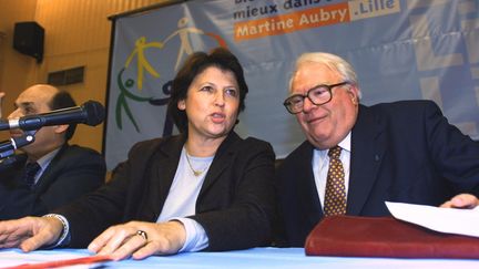 La candidate PS à la mairie de Lille, Martine Aubry, et l'actuel maire, Pierre Mauroy, le 5 février 2001. (FRANCOIS LO PRESTI / AFP)