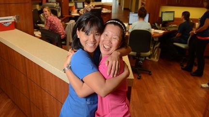 Meagan Hughes et sa s&oelig;ur, Holly Hoyle O'Brien, au&nbsp;Doctors Hospital de Sarasota en Floride (Etats-Unis), le 22 septembre 2015. (DAN WAGNER / AP / SIPA)