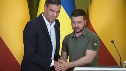 Le Premier ministre espagnol Pedro Sanchez et le président ukrainien Volodymyr Zelensky lors d'une conférence de presse à Kiev (Ukraine), le 1er juillet 2023. (EFREM LUKATSKY/AP/SIPA / SIPA)