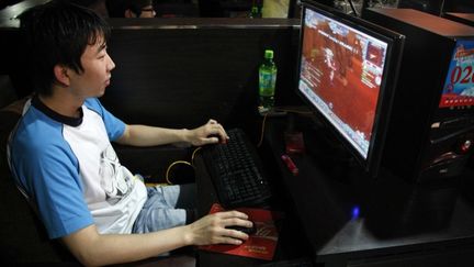 &nbsp; (Un adolescent chinois dans un cybercafé de la province de l'Anhui © Maxppp)