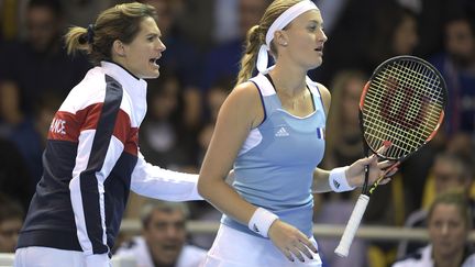 La joueuse française Kristina Mladenovic à côté d'Amélie Mauresmo (PATRICK HERTZOG / AFP)