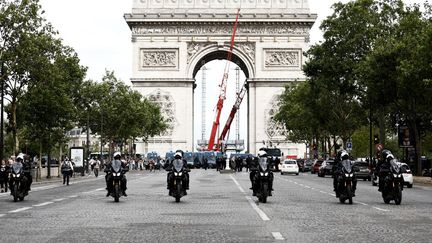 Des membres des BRAV-M le 24 juillet 2021 à Paris. Ils seront mobilisés dès le 11 février 2022 pour faire respecter l'interdiction de la manifestation du "convoi de la liberté". (SAMEER AL-DOUMY / AFP)